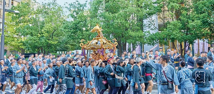 地域の祭りに集う人々